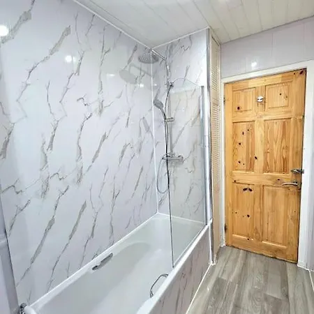 Spacious Haven With Free Parking Holiday home *