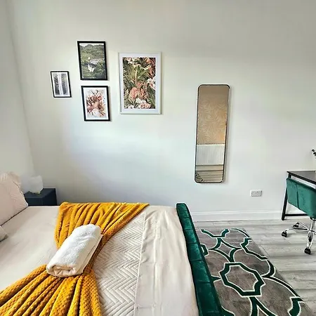 Holiday home Spacious Haven With Free Parking