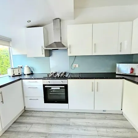 Holiday home Spacious Haven With Free Parking *