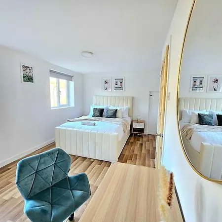 Spacious Haven With Free Parking Holiday home
