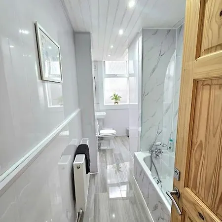 Spacious Haven With Free Parking Holiday home *