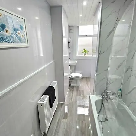 Spacious Haven With Free Parking Holiday home Glasgow