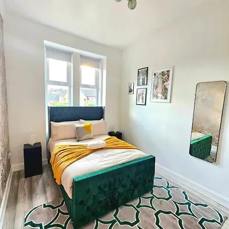 Spacious Haven With Free Parking Holiday home *