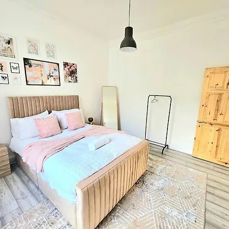 Holiday home Spacious Haven With Free Parking *