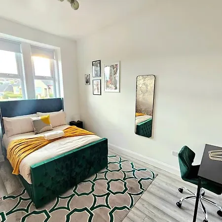 Spacious Haven With Free Parking