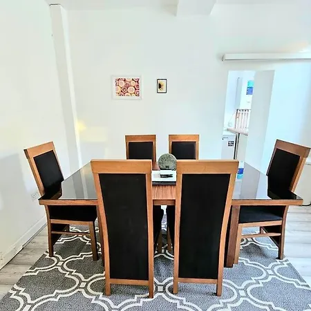 Holiday home Spacious Haven With Free Parking