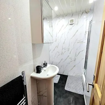Spacious Haven With Free Parking Holiday home *