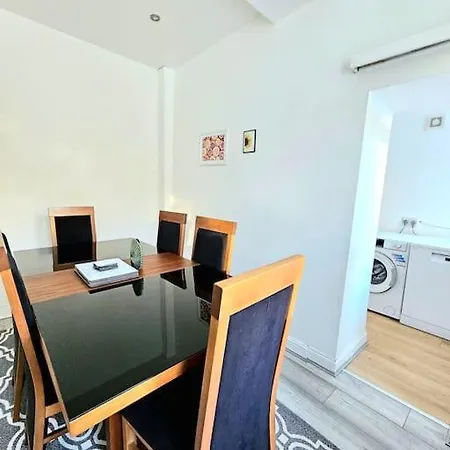 Spacious Haven With Free Parking Holiday home Glasgow