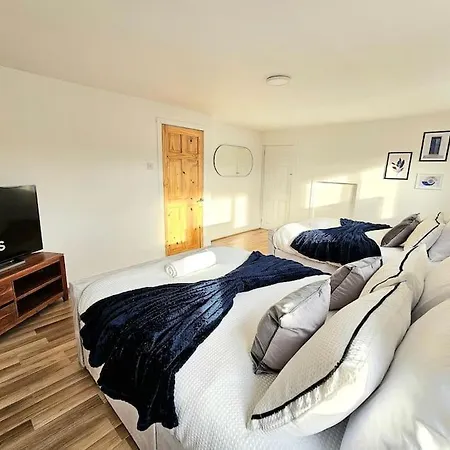Spacious Haven With Free Parking