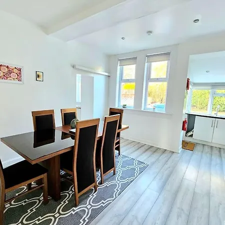 Spacious Haven With Free Parking Holiday home
