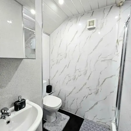 Spacious Haven With Free Parking Holiday home *