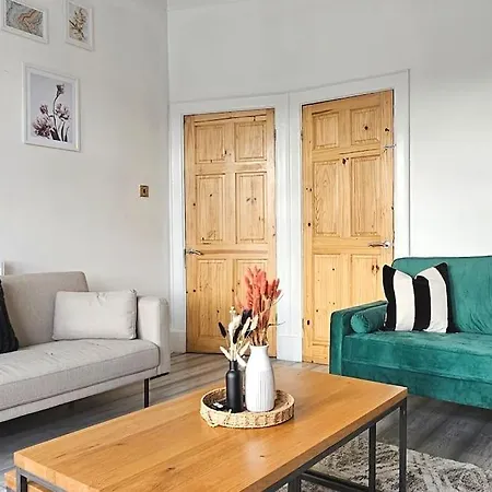 Holiday home Spacious Haven With Free Parking *