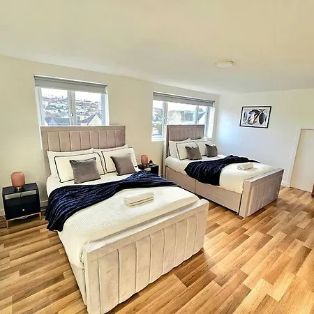 Spacious Haven With Free Parking *