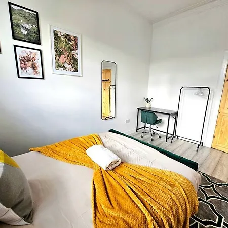 Holiday home Spacious Haven With Free Parking *