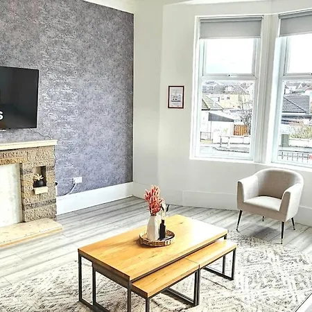 Spacious Haven With Free Parking Holiday home *