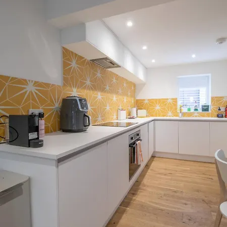 Pass The Keys Stylish West End Detached Mews Vakantiehuis