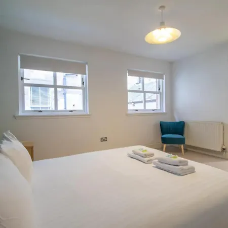 Vakantiehuis Pass The Keys Stylish West End Detached Mews *