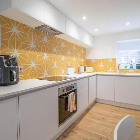 Pass The Keys Stylish West End Detached Mews *