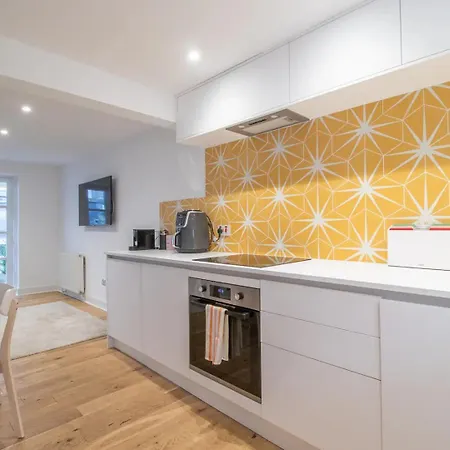 Vakantiehuis Pass The Keys Stylish West End Detached Mews