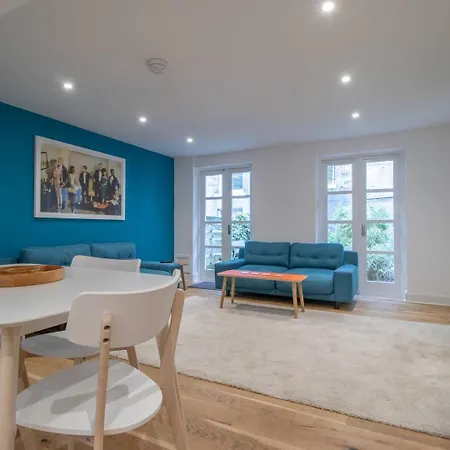 Semesterbostad Pass The Keys Stylish West End Detached Mews *