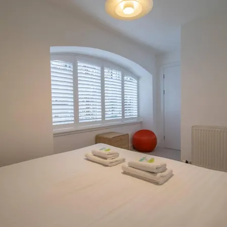 Pass The Keys Stylish West End Detached Mews *