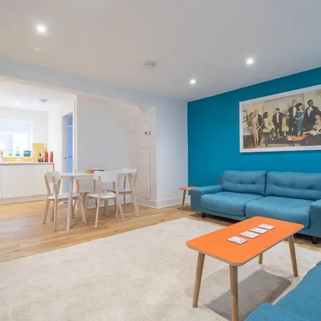 Vakantiehuis Pass The Keys Stylish West End Detached Mews