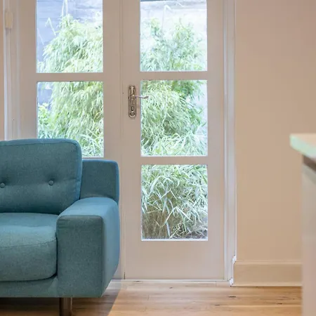 Pass The Keys Stylish West End Detached Mews *