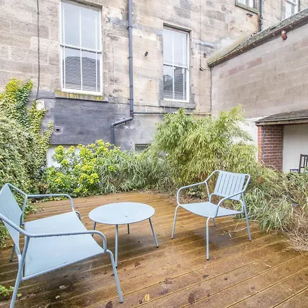 Pass The Keys Stylish West End Detached Mews