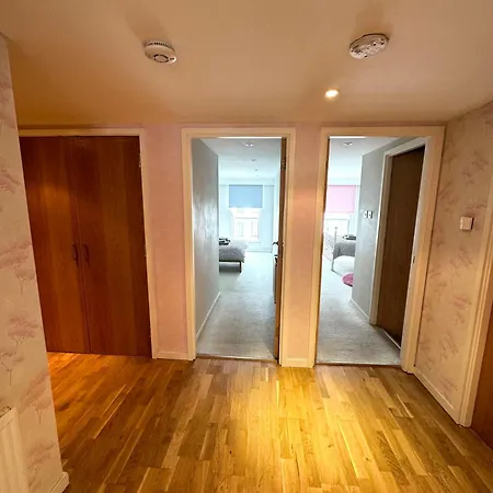 Merchant Luxury 2 Bedroom With Secure Parking Available On Request Apartment Glasgow