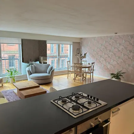 Apartment Merchant Luxury 2 Bedroom With Secure Parking Available On Request *