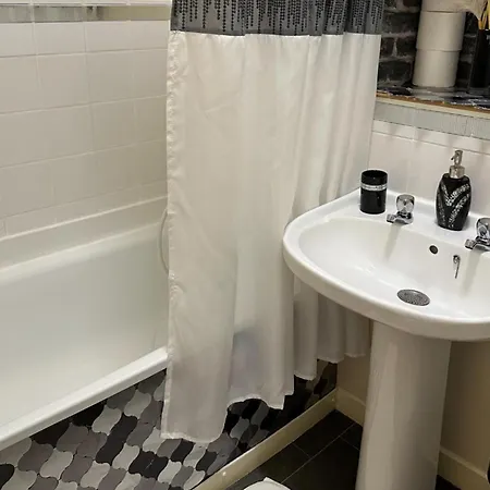 Central Glasgow Apartment - Sleeps 2 & Kitchen