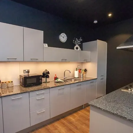 Stunning One Bed With Parking In Centre