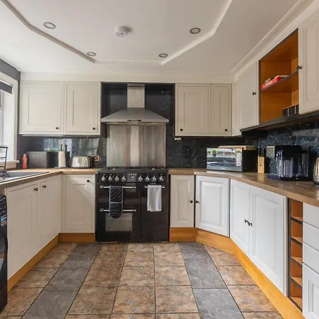Tatil Evi Ideal 3 Bed In With Free Parking