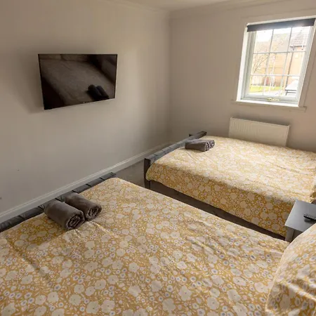 Ideal 3 Bed In With Free Parking *