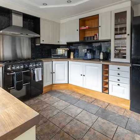 Ideal 3 Bed In With Free Parking