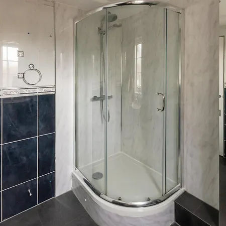 Holiday home Ideal 3 Bed In With Free Parking *