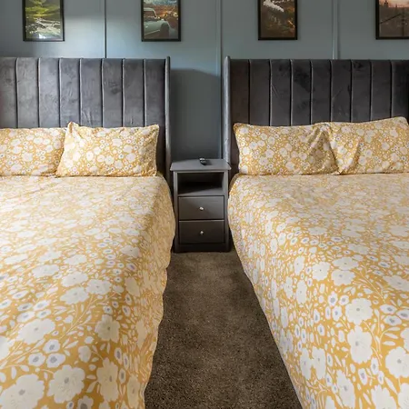 Ideal 3 Bed In With Free Parking * Glasgow