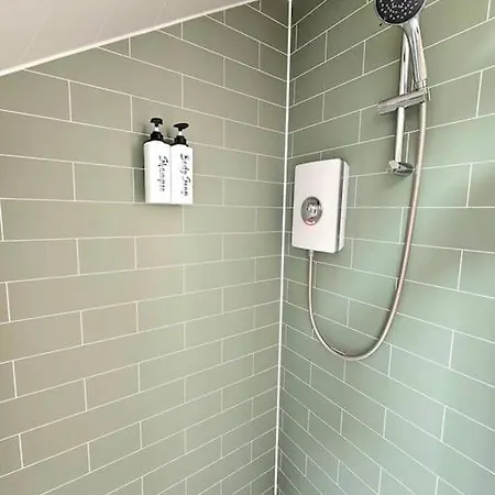度假居 Newly Renovated Gem - Free Parking & Modern Comfort