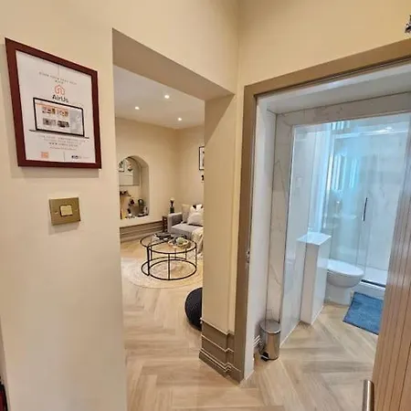 Newly Renovated Gem - Free Parking & Modern Comfort Holiday home Glasgow