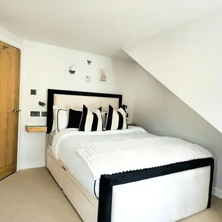 Newly Renovated Gem - Free Parking & Modern Comfort Vakantiehuis
