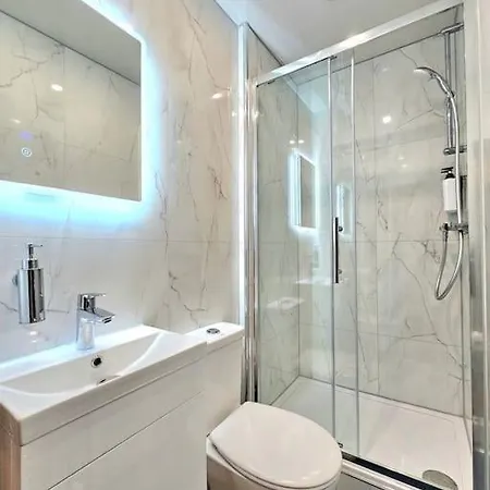 Newly Renovated Gem - Free Parking & Modern Comfort Holiday home Glasgow