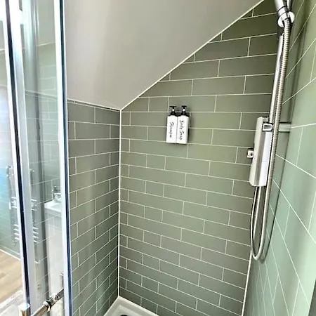 Newly Renovated Gem - Free Parking & Modern Comfort Holiday home
