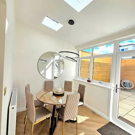 Holiday home Newly Renovated Gem - Free Parking & Modern Comfort