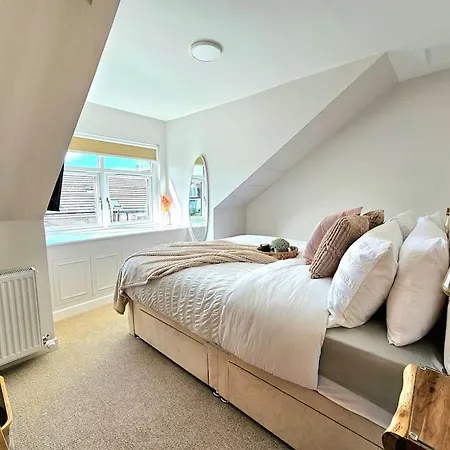 Newly Renovated Gem - Free Parking & Modern Comfort Holiday home *