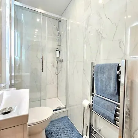 Newly Renovated Gem - Free Parking & Modern Comfort Vakantiehuis *