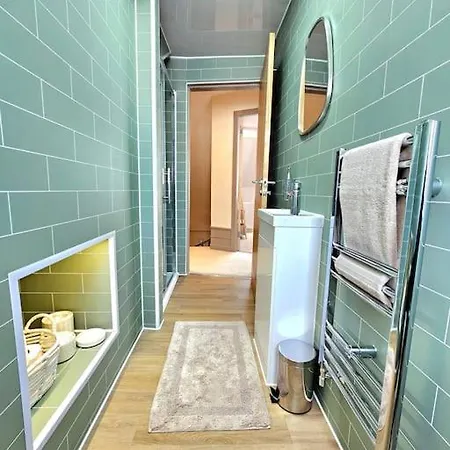 Newly Renovated Gem - Free Parking & Modern Comfort * Glasgow