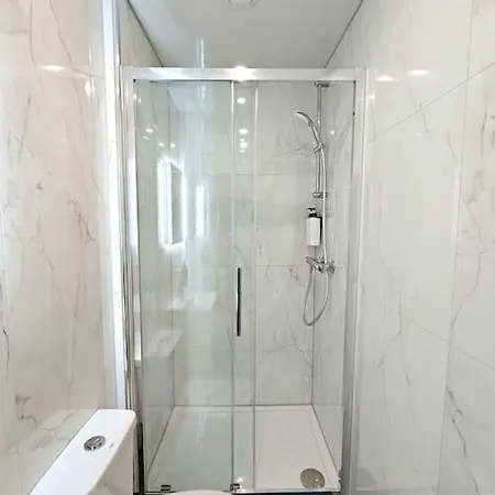 Holiday home Newly Renovated Gem - Free Parking & Modern Comfort *