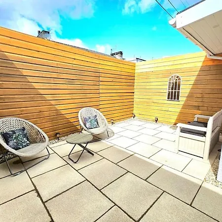 Newly Renovated Gem - Free Parking & Modern Comfort Holiday home Glasgow