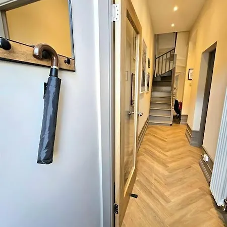 Holiday home Newly Renovated Gem - Free Parking & Modern Comfort Glasgow