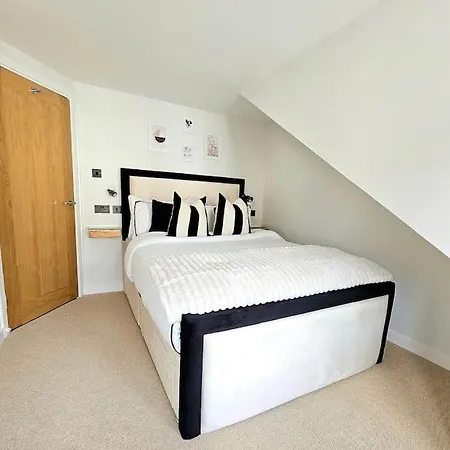 Newly Renovated Gem - Free Parking & Modern Comfort Glasgow